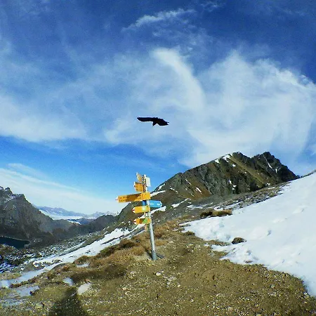 Lieu Secret Dans Les Alpes Suisses Σαλέ Le Tretien